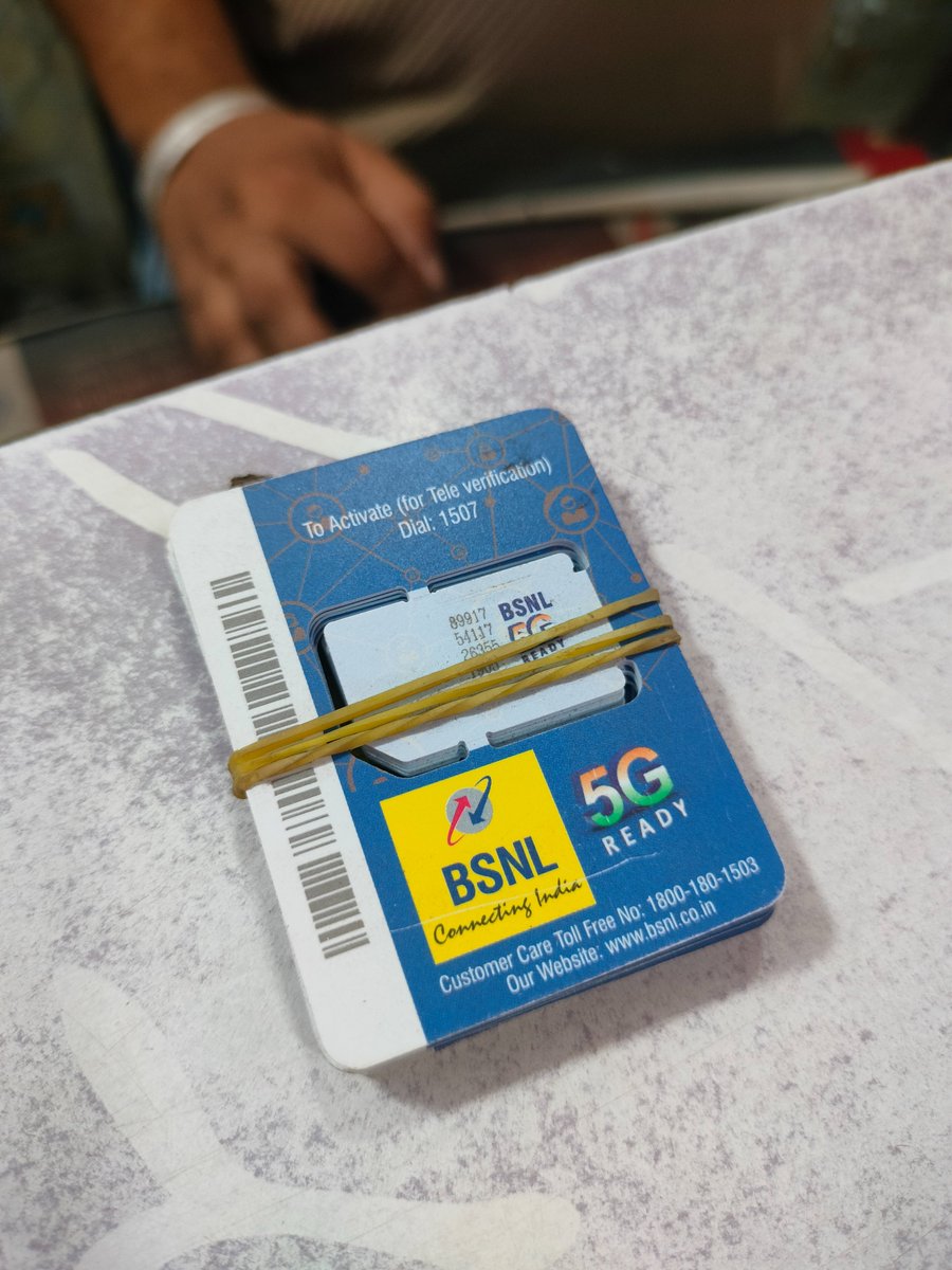 MukAn_X's tweet photo. फाइनली कल सरकारी सिम BSNL खरीद ही लिया।

JIO और AIRTEL से बहुत परेशान हो गया था, ऊपर से BSNL ने 5G भी लॉन्च कर दिया है।

सिम चालू हुआ तो नेटवर्क की जगह CELL ONE लिखा आया, बहुत पुराना नाम है BSNL का।

CELL ONE देखकर पुराने दिन याद आ गए।

अभी नेटवर्क और इंटरनेट दोनों सही चल रहा है।

दाम भी बहुत सस्ता पड़ा, मैंने सिर्फ..1/2