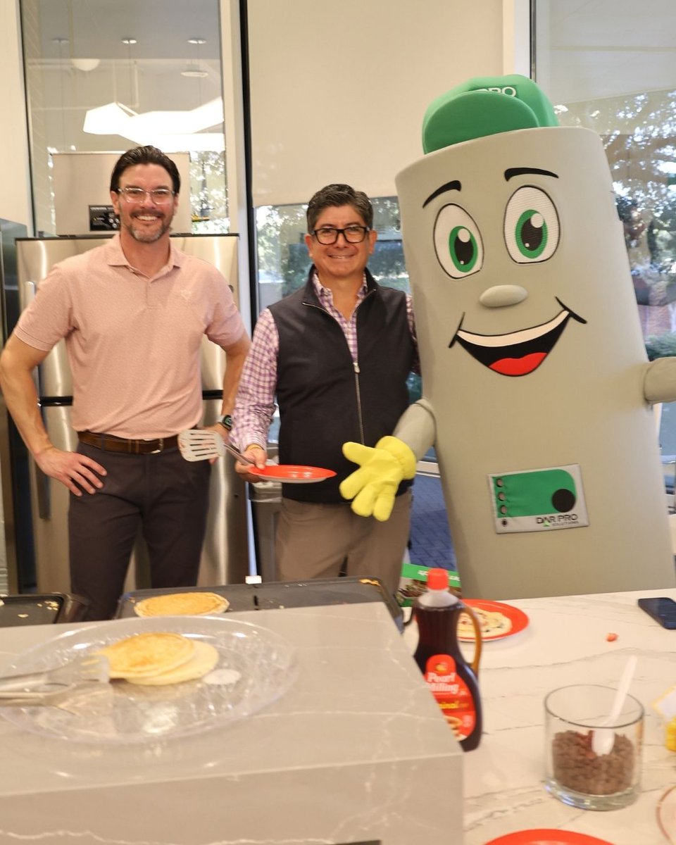 DARPROSolutions's tweet photo. Going the extra mile for the team that goes the extra mile for our customers! 🌟

From breakfast tacos 🌮 and donuts 🍩 to chicken minis 🐔 and an all-out candy bar 🍬, our team was well fueled. 

We’re energized and ready for another standout year! https://t.co/tcXrGHlOv6