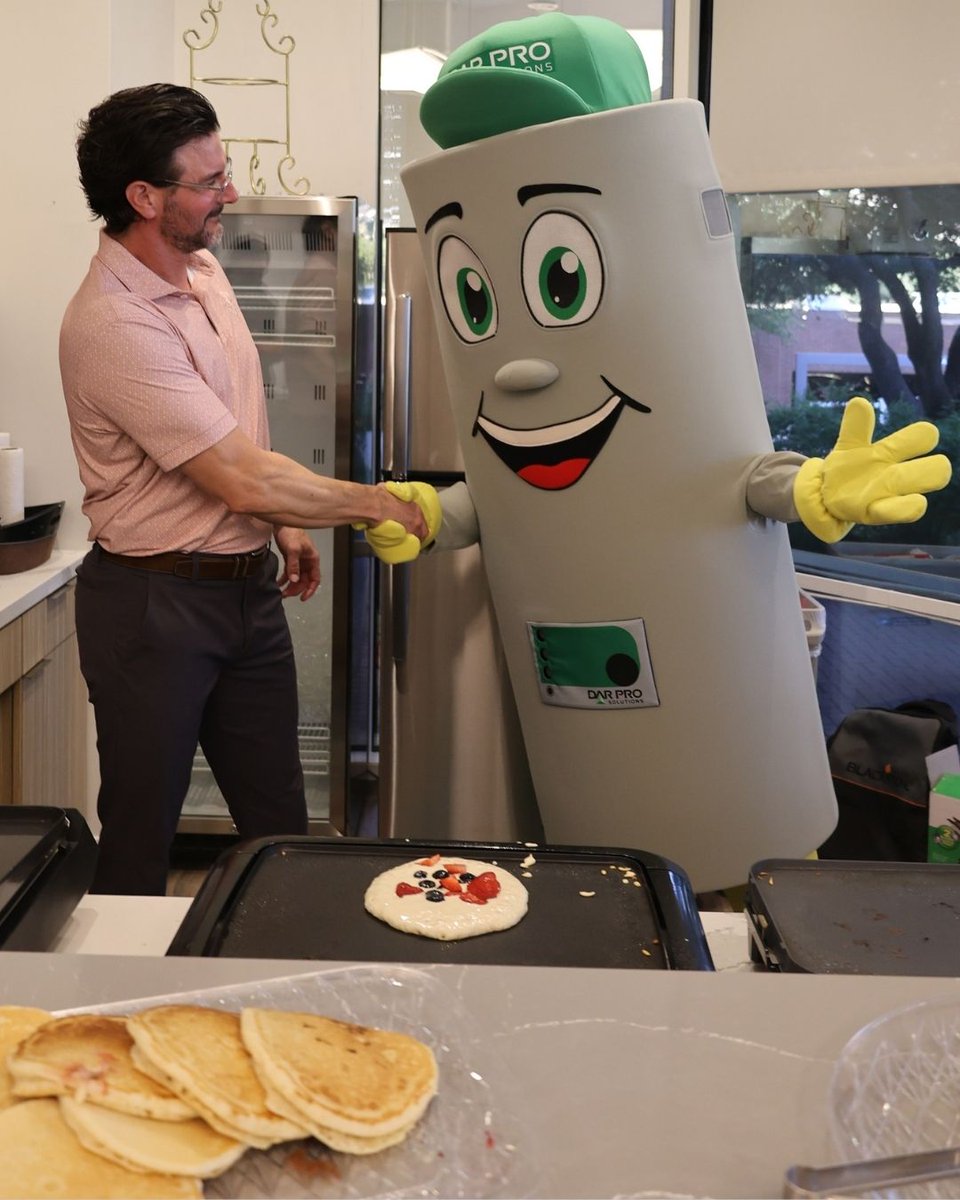 DARPROSolutions's tweet photo. Going the extra mile for the team that goes the extra mile for our customers! 🌟

From breakfast tacos 🌮 and donuts 🍩 to chicken minis 🐔 and an all-out candy bar 🍬, our team was well fueled. 

We’re energized and ready for another standout year! https://t.co/tcXrGHlOv6