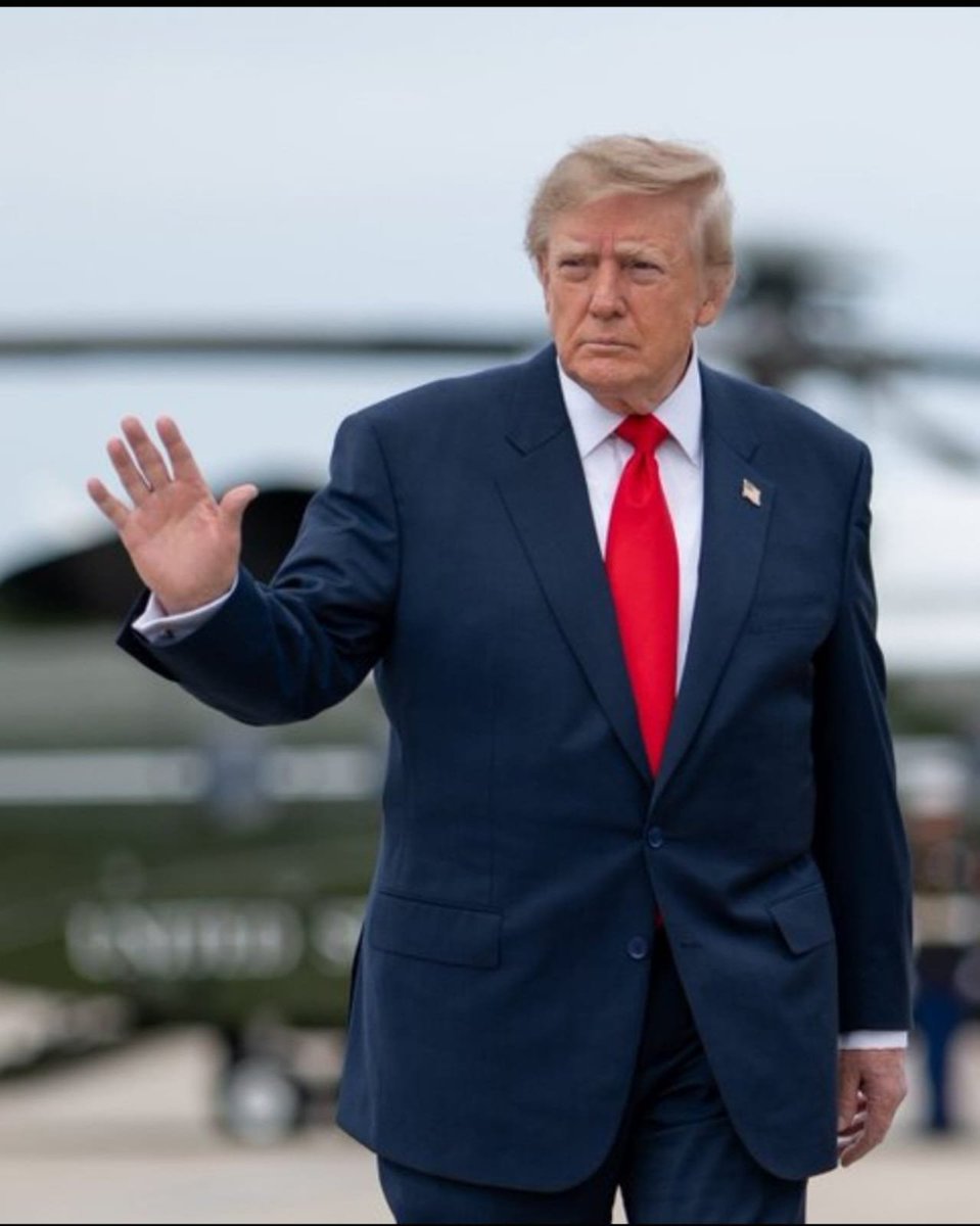 TrumpLoy0's tweet photo. Raise your hand🤚if you're voting Republican in November!! https://t.co/TTF6qBYd1i