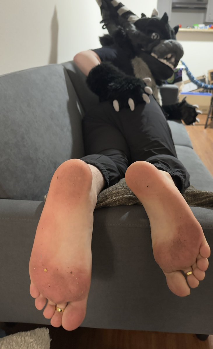 VikVillinceNSFW's tweet photo. It’s rude to wake a Nargacuga up from a nap. You better worship my dirty feet to make up for it.

#Nargacuga #Fursuit #Feet #Barefoot #Furry https://t.co/ZVSZcGtVDA