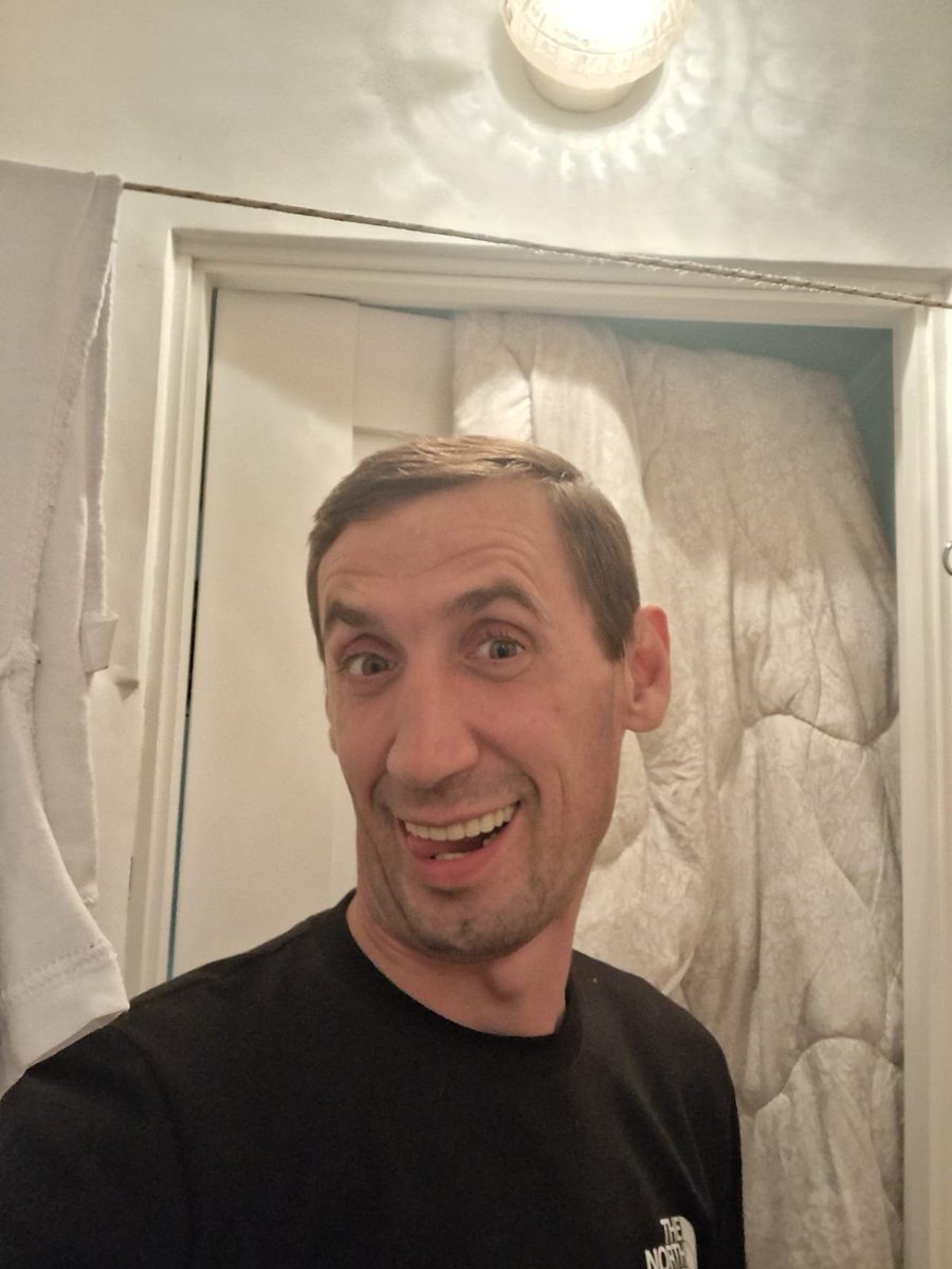 chitrxovni's tweet photo. Feeling happy and lonely 😭 https://t.co/buHD2nYSnR