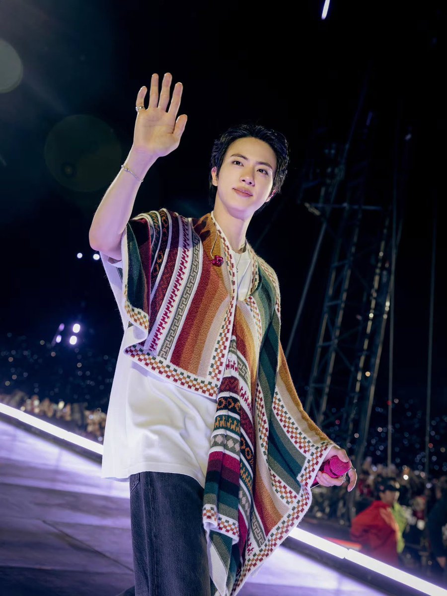 seokjinfile's tweet photo. PONCHO JIN 👋🏼 https://t.co/1WlFS9mDb4