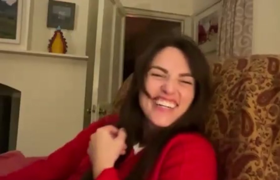 lovingxwomen's tweet photo. OMG hair down and red sweater OMG https://t.co/h5CXX93iuX