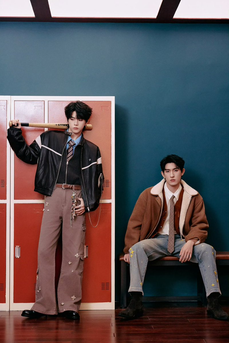 AylioThailand's tweet photo. [ Oct 12 ] 
Ayden &amp; Elio weibo update🧡

☀️: 温暖的秋天 ⚾️ 
ฤดูใบไม้ร่วงอันอบอุ่น

🍊: 每天都是新风格
แต่ละวันล้วนเป็นสไตล์ใหม่

Aylio Your Inspiration Friends

Go to like comment share on weibo

#Aylio #ChuuXAylio https://t.co/B52ICevksB
