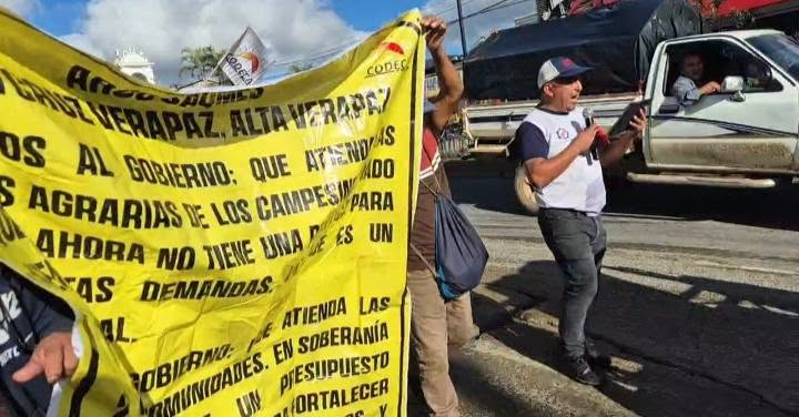 Factor4_GT's tweet photo. #URGENTE | El Comité de Desarrollo Campesino (#CODECA), el Comité Campesino del Altiplano (#CCDA) y el Frente Nacional de Lucha (#FNL) convocaron manifestaciones para este lunes en las cabeceras departamentales, a partir de las 7:00 horas.
Sus demandas incluyen:
• Medidas para reducir el costo de la vida.
• Cambios en los subsidios a importadores de combustibles.
• Nacionalización del servicio de energía eléctrica.
• Reducción de salarios de altos funcionarios.
• Rechazo a la iniciativa 6816 sobre agua.
• Renuncias de autoridades universitarias y magistrados de las altas cortes.
En la capital, el recorrido anunciado parte desde las inmediaciones de la Corte Suprema de Justicia hacia el Centro Histórico, incluyendo el Ministerio de Gobernación y el Congreso.