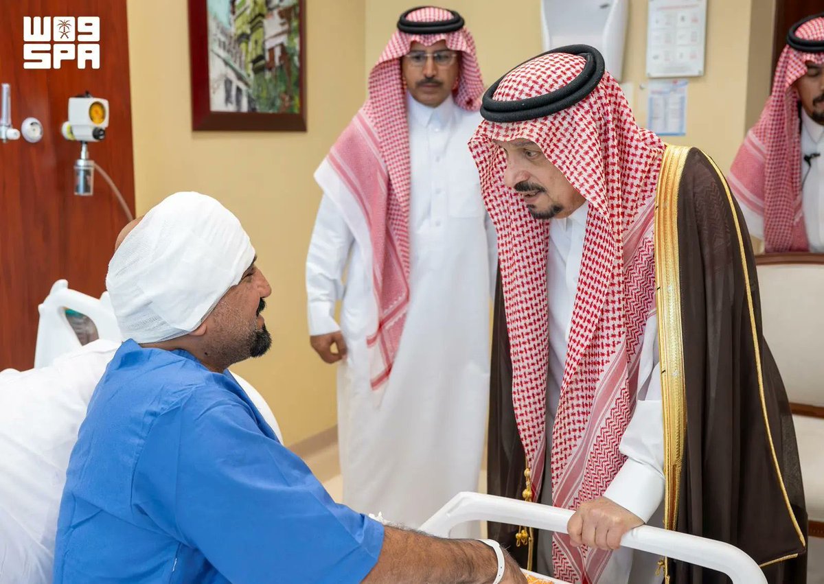 AJELNEWS24's tweet photo. تفقد صاحب السمو الملكي الأمير فيصل بن بندر بن عبدالعزيز أمير منطقة الرياض، اليوم، عددًا من المدنيين المصابين جراء عدوان الميليشيا الحوثية الإرهابية على مطار الملك خالد الدولي، الذين يتلقون العلاج في عدد من مستشفيات الرياض.

 ونقل سموه إليهم تحيات خادم الحرمين الشريفين الملك سلمان بن عبدالعزيز آل سعود، وصاحب السمو الملكي الأمير محمد بن سلمان بن عبدالعزيز آل سعود ولي العهد رئيس مجلس الوزراء -حفظهما الله- وتمنياتهما لهم بالشفاء العاجل، مؤكدًا توجيهات القيادة الرشيدة بتقديم الرعاية الصحية الشاملة لجميع المصابين.

 واستمع سموه إلى شرح عن حالاتهم الصحية والخدمات الطبية المقدمة لهم، موجّهًا بمتابعة تطورات حالتهم وتوفير احتياجاتهم العلاجية حتى اكتمال تعافيهم بإذن الله.

 وثمّن سمو أمير منطقة الرياض، في تصريح صحفي، جهود القيادة الرشيدة في صون أمن المملكة واستقرارها، منوّهًا بتلاحم أبناء الوطن ووحدة صفهم، وبجاهزية رجال القوات السعودية البواسل للتصدي لكل ما يهدد أمنه وسلامته.

 وسأل سموه المولى -عز وجل- أن يديم على المملكة عزّها وأمنها وازدهارها.