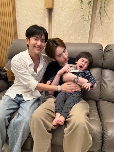 nadapv1542's tweet photo. ห๊าาา ภูภูไปเติมเด้นหรอ แล้วได้เติมพี่ชายเด้นด้วยมั้ย 😳🤸🏻🤸🏻🤸🏻มายัง ๆ ๆ ๆ รูปคู่รูปใหม่มายังงง เดี๋ยวนั่งกินเบอร์เกอร์รอ *🍔 https://t.co/bMx8u3cN1C