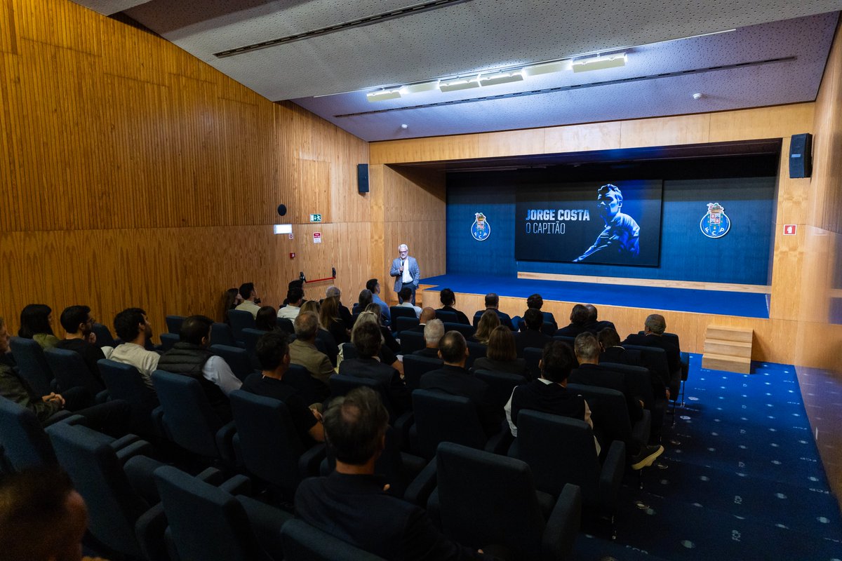 FCPorto's tweet photo. A antestreia de🎬O Capitão, o documentário. 

O documentário que retrata a vida de Jorge Costa reúne imagens inéditas e mais de 50 entrevistas exclusivas. A estreia está marcada para esta sexta-feira, às 14h02, nas plataformas digitais do FC Porto. https://t.co/Mo2g1tiua0