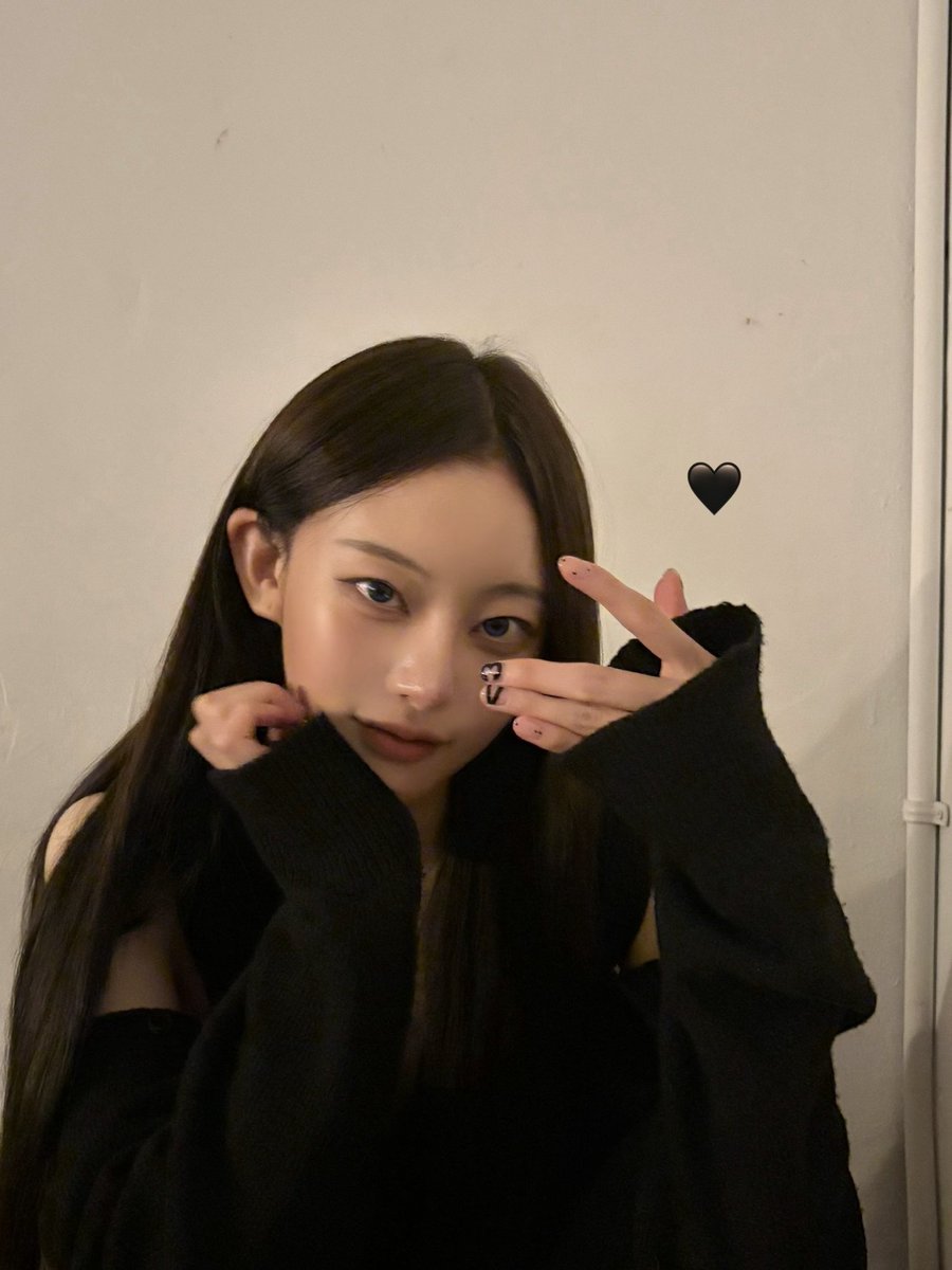 Stellyeahhhh's tweet photo. Good morning krp! I got my nails done <3 https://t.co/it3Jsx5FOO