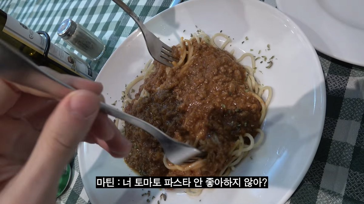 sunouttt's tweet photo. 갑자기 예전 생각이 났는데 너 다섯살때 토마토 파스타 먹다가 목에걸려서 응급실에 실려가고 거의 죽을 뻔하고 그런이후로 토마토 파스타 트라우마 생겨서 토마토 파스타 못먹는다고 하지 않았어? https://t.co/4xvwejnDLj