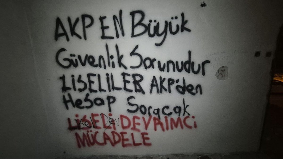 lisdevmucadele1's tweet photo. AKP bir güvenlik sorunudur! 
AKP varken okullarımız, sokaklarımız, hayatlarımız güvende değil. 
Liseliler olarak gençliğimizi çalanlardan sokaklarda hesap soracağız! https://t.co/jR3TJ5yTdM