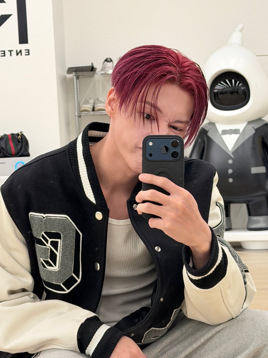 JWYcomfort's tweet photo. WOOOYOUNG IN FROMM !! https://t.co/Gaaxgq7zOu