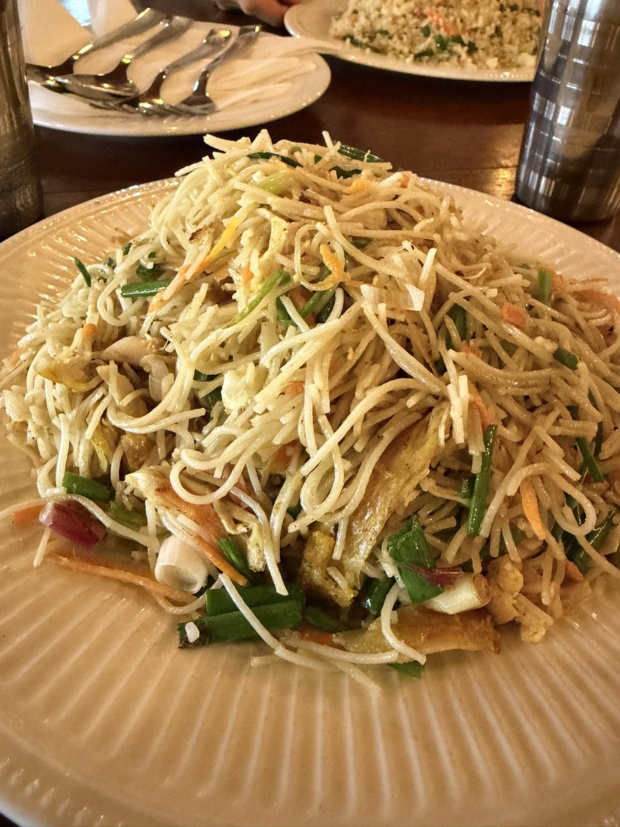 futsutabi's tweet photo. 🇱🇰4歳子連れスリランカ旅行2日目13
夕陽が沈んだのを見てから夕飯を食べに再び外へ。コットゥというカレーではないスリランカ料理を食べてみることに。ロティという薄焼きのパンを細かく切って野菜などと混ぜたもの。これは麺と混ぜたものでソーミンチャンプルに似てた。辛くなくて娘も食べられた！ https://t.co/SWNLBAiO9s