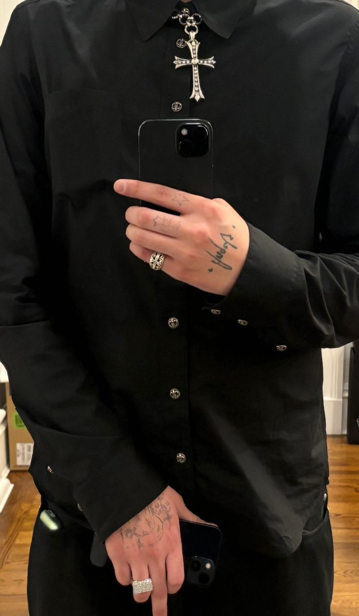 wx_z4y's tweet photo. CHROME HEARTS † 🖤 https://t.co/JiwqHYtzXm