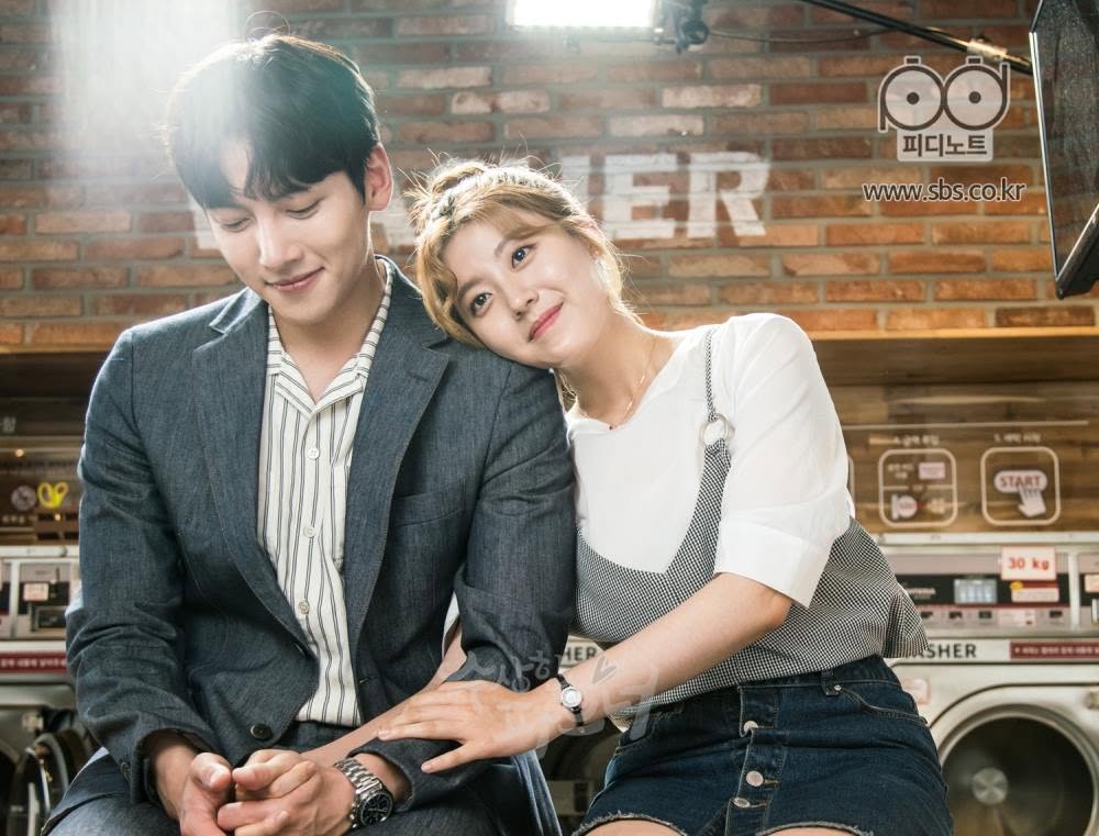 KodhitHD's tweet photo. ❤️ ป้ายยากันอีกสักรอบกับ Love in Trouble (Suspicious Partner)

ชอบจีชางอุคในบททนายโนจีอุคมากจริง ๆ เรื่องนี้มีเสน่ห์สุด ๆ โดยเฉพาะสายตาเวลามองบงฮี ทั้งอบอุ่น อ่อนโยน ละมุนมากกกกกก ฉากหวาน ๆ นี่อยากจะสิงนางเอกตลอดเวลา 555555 😳❤️

เป็นซีรีส์โรแมนติกคอมเมดี้ผสมสืบสวนที่แอดชอบอีกเรื่อง มีทั้งความรัก ความตลก มิตรภาพ และคดีฆาตกรรมปริศนาที่ชวนให้ลุ้นตาม

เรื่องราวของ โนจีอุค (#จีชางอุค) อัยการหนุ่มที่โชคชะตาพาให้มาเจอกับ อึนบงฮี (#นัมจีฮยอน) อัยการฝึกหัดสาวที่ตกเป็นผู้ต้องสงสัยในคดีฆาตกรรมแฟนเก่าของตัวเอง และการตัดสินใจช่วยพิสูจน์ความบริสุทธิ์ให้เธอ ก็ทำให้ชีวิตของจีอุคเปลี่ยนไปจนต้องผันตัวมาเป็นทนายความ

ชอบความสัมพันธ์ของจีอุคกับบงฮีมากกกก จากคนที่เจอกันทีไรก็มีแต่เรื่องวุ่นวาย จีอุคพยายามผลักไสบงฮีออกไปจากชีวิต แต่กลับคอยเป็นห่วงและช่วยเหลือเธออยู่เสมอ

โดยเฉพาะช่วงที่บงฮีสารภาพรักแล้วถูกปฏิเสธ ก่อนที่จีอุคจะค่อย ๆ รู้ใจตัวเอง และกลายเป็นฝ่ายขอโอกาสจากเธอบ้าง ชอบที่ความรักค่อย ๆ พัฒนา มีทั้งความน่ารัก ความเขิน และฉากหวาน ๆ ที่ฟินมากกกกกก

อีกอย่างที่ชอบคือทีมสำนักงานกฎหมายของจีอุค ทั้งอึนฮยอก หัวหน้าฝ่ายบัง และประธานพยอน เวลาประชุมทีไรมีเรื่องให้เถียงกันตลอด แต่พอถึงเวลาสำคัญ ทุกคนก็พร้อมช่วยเหลือและอยู่เคียงข้างกัน

ส่วนคดีสืบสวนก็สนุกไม่แพ้กัน มีทั้งปริศนา ความลับในอดีต และเรื่องราวที่ค่อย ๆ เชื่อมโยงเข้ากับชีวิตของตัวละคร ทำให้ได้ลุ้นกันตลอดเรื่อง

สำหรับแอด Suspicious Partner เป็นซีรีส์ที่ครบรสและดูสนุกมากอีกเรื่องหนึ่ง ชอบทั้งพระนาง ชอบตัวละครในสำนักงานกฎหมาย และที่สำคัญคือ จีชางอุคกับนัมจีฮยอนเล่นเข้ากันได้น่ารักมากกกกกก

ผ่านมา 9 ปีแล้ว ก็ยังประทับใจความน่ารักของคู่นี้ โดยเฉพาะฉากหวาน ๆ ที่กลับมาดูเมื่อไหร่ก็ยังฟินเหมือนเดิม ❤️

มีใครยังรักทนายโนจีอุคกับอึนบงฮีเหมือนแอดบ้างงงงง
.
Love in Trouble (Suspicious Partner) #ดูได้ที่Viu
ซับไทย >> https://t.co/uTJYJLsDtH
พากย์ไทย >> https://t.co/TtJhx8869B
.
#SuspiciousPartner #LoveInTrouble #JiChangWook #NamJiHyun #ChoiTaeJoon #KwonNaRa