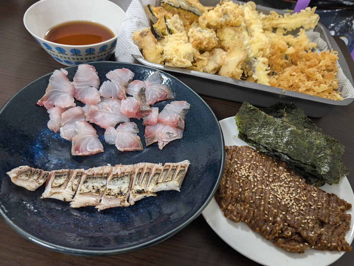 Tenta_Tender's tweet photo. アジづくし…！！🐟️

さすがにこれを開いてアジフライにしたら大変なことになるからいろんな料理にしてみた🔪

刺身、腹身の炙り、赤味噌のなめろう、天ぷら！
MVPは…かぼちゃの天ぷら！🏆️←
でも海苔となめろうも最高！

最近、釣りばっかでフェチポスないって言われたけどうまいし仕方ない…🙌 https://t.co/3h7ybJGMXk