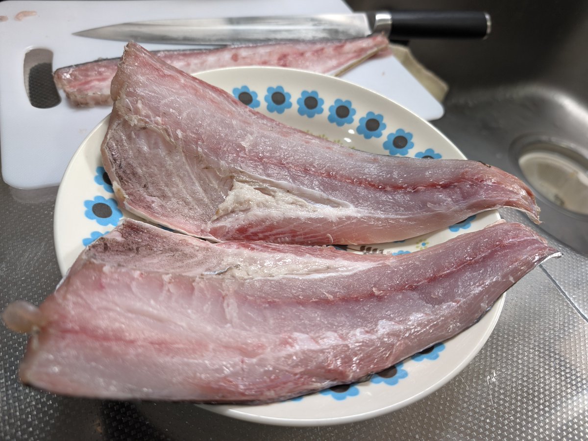 Tenta_Tender's tweet photo. アジづくし…！！🐟️

さすがにこれを開いてアジフライにしたら大変なことになるからいろんな料理にしてみた🔪

刺身、腹身の炙り、赤味噌のなめろう、天ぷら！
MVPは…かぼちゃの天ぷら！🏆️←
でも海苔となめろうも最高！

最近、釣りばっかでフェチポスないって言われたけどうまいし仕方ない…🙌 https://t.co/3h7ybJGMXk