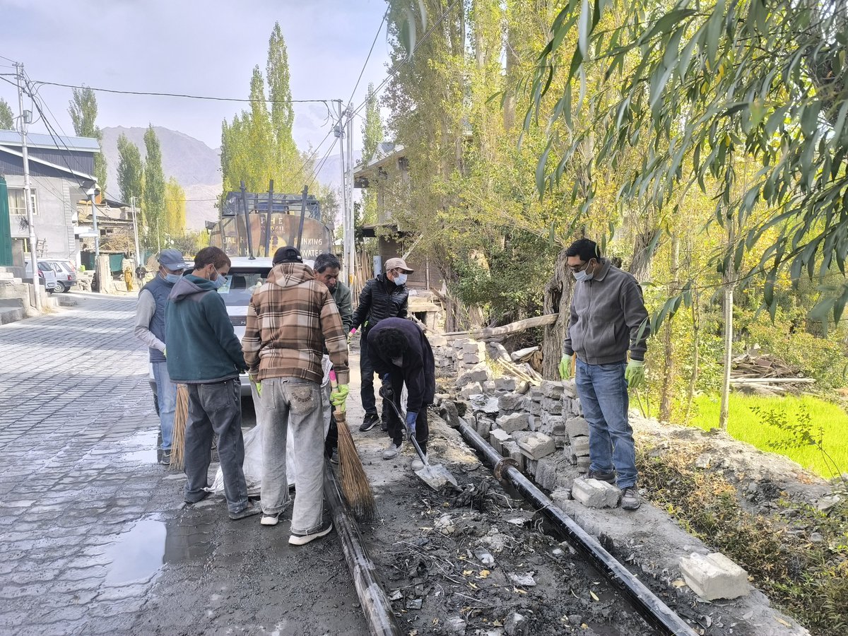 DIPR_Kargil's tweet photo. PHE Department Kargil, in collaboration with the Municipal Committee Kargil, organised a cleanliness drive covering the filling station at Titichumik, Bemathang, and the service reservoir at Dumbuthang, Baroo. 

Read more at:
https://t.co/pi242EvHiV https://t.co/vQgkFEJeOT