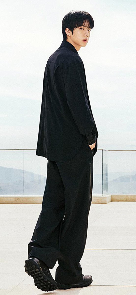 detailsofseok's tweet photo. this entire shoot is accentuating his manhwa coded physique so well 

#JinxEsquire #aloxJIN  #seokjin https://t.co/oYztYdCURL