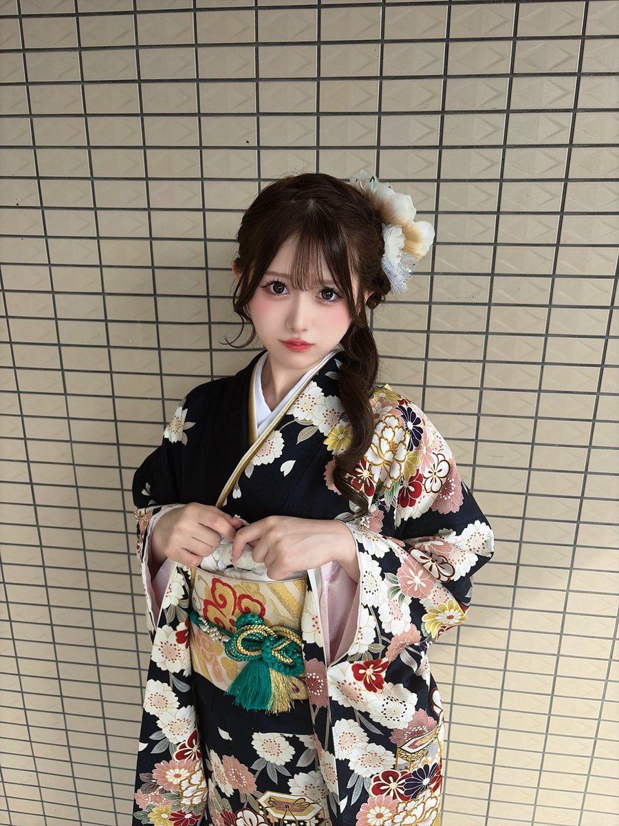 Suzu_Pchuu's tweet photo. 二十歳コレクションありがとうございました♡

Pretty Chuuのミントグリーン担当琴音すずです🍀

来てくれたみんな本当にありがとう🥹
初ランウェイとっても緊張してたんだけどみんなのお顔が見えたりペンラ振ってくれてたりして安心することができたよᐢ ̥_  ̫ _ ̥ᐢ♡

みんなにこうやって新しいことしてる姿を見せれてとっても嬉しい！！どうだったかな？✨

成人式の時振袖私は黄色を着たんだけど、かわいい振袖がたくさんでどれも素敵だったな˙.꒷☘︎新成人のみなさん、二十歳になるみなさんおめでとうございます⸝⸝> <⸝⸝♡

ライブも特典会で歌上手だったって今日言ってもらえること多くて嬉しかったよ🥺
もっともっと上手になれるようにがんばるね！！

はじめましてもありがとう🥹これからよろしくね✨
遠征してきてくれたみんなも、名古屋や普段遠いところに住んでるみんなも会いに来てくれて本当に嬉しかった😭みんないつもありがとうㅠ  ̫ㅠ
配信見ててくれたみんなもありがとうだよ(𓈒ʚ̴̶̷̷̥ ⩊ ɞ̴̶̷𓈒)
みんなが見守ってくれてるからどんなことも挑戦できるしいつもとても支えられてます^ᴗ̥̥  ̫ ᴗ̥^

今日もだいすきーだよ(⁄ᐢ⁄•⁄ω⁄•⁄ᐢ⁄)