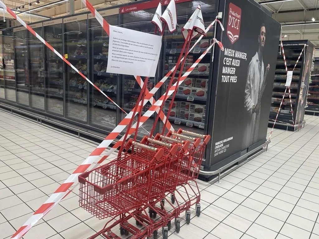 Crypto__Goku's tweet photo. 🇫🇷 Des hackers ont réussi à faire monter à distance les frigos de centaines de supermarchés français jusqu’à 50 °C… détruisant parfois des stocks entiers en quelques heures.

L’attaque a commencé dans la nuit de dimanche à lundi et a touché notamment Intermarché, Super U et Leclerc.
Les pirates auraient exploité d’anciennes versions de systèmes de régulation frigorifique Danfoss pour déclencher un « dégivrage forcé » en continu, transformant littéralement certains équipements de froid en chauffages. 

À Haguenau, un Intermarché aurait perdu environ 50 000 € de surgelés, tandis qu’un Super U voisin aurait dû jeter pour près de 220 000 € de produits frais et congelés.
À l’échelle nationale, les dégâts pourraient atteindre plusieurs millions d’euros.
Des cellules de crise ont été mises en place pendant que les techniciens tentent de remettre les installations en sécurité. 

Danfoss documentait depuis plusieurs années des cyberattaques contre d’anciens contrôleurs de supermarchés et recommandait de migrer vers des versions plus récentes, avec davantage de protections et des mises à jour de sécurité.
L’identité des attaquants et le nombre exact de magasins touchés restent encore inconnus.