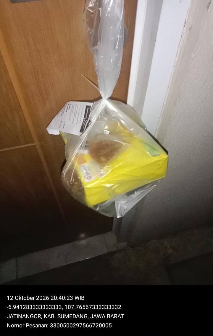 draftanakunpad5's tweet photo. Pad! Buat yg diwangsa kav 10 kamar 10, sorry kak makanan aku nyasar ke dpn kamarnyaa..  boleh dimakan aja yaa kak🙏🏻🙏🏻 atau siapapun la ambil ajaa huhuhu https://t.co/ZAoKbLLof7