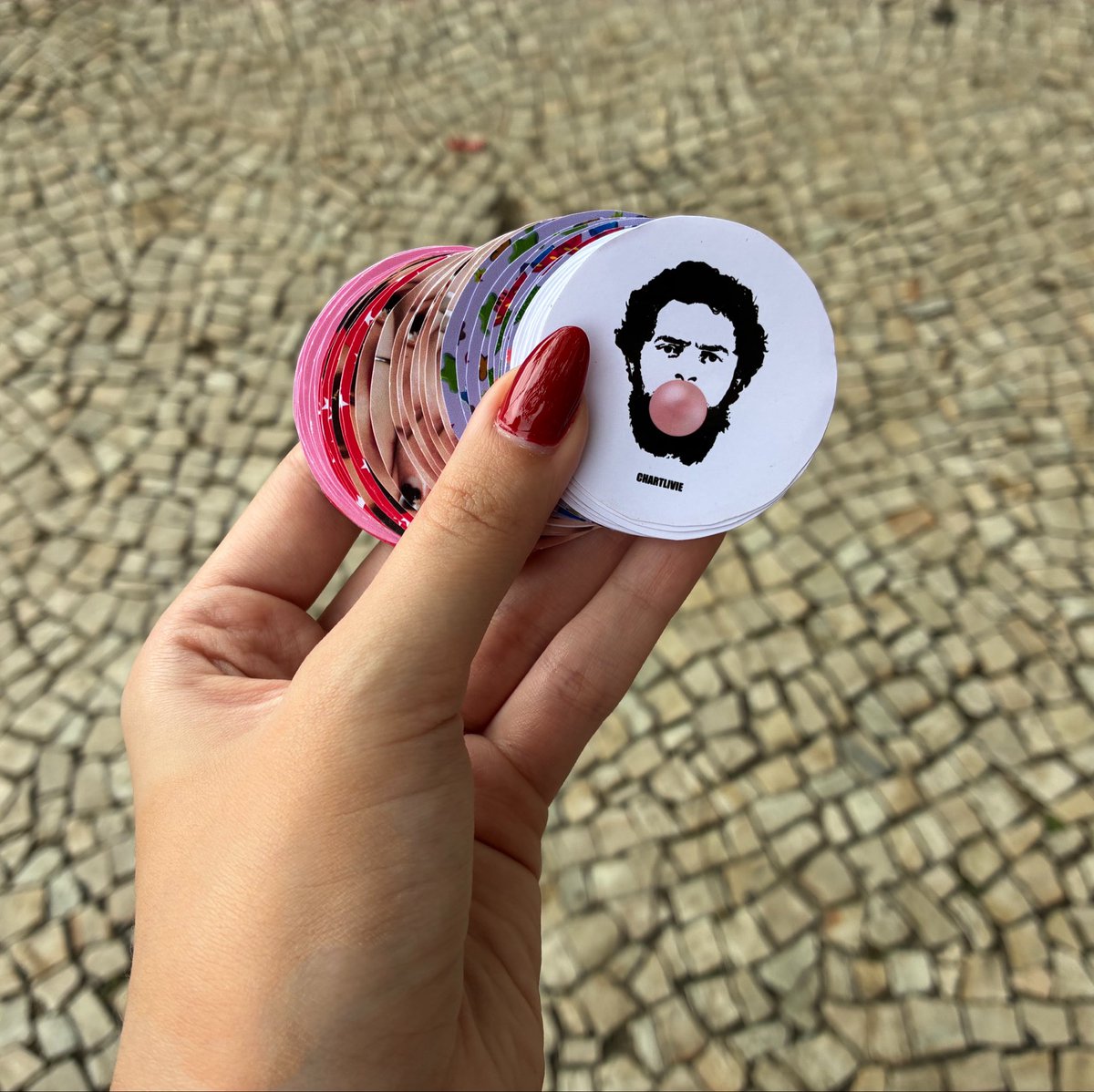 chartlivie's tweet photo. LIVIES CARIOCAS, CHEGUEI! A manifestação no Rio já começou e o chartlivie está presente! Passem por aqui (Posto 5, em frente ao Miramar Hotel) para garantir seus adesivos exclusivos. ❤️⭐️ https://t.co/MyekwSTcbs