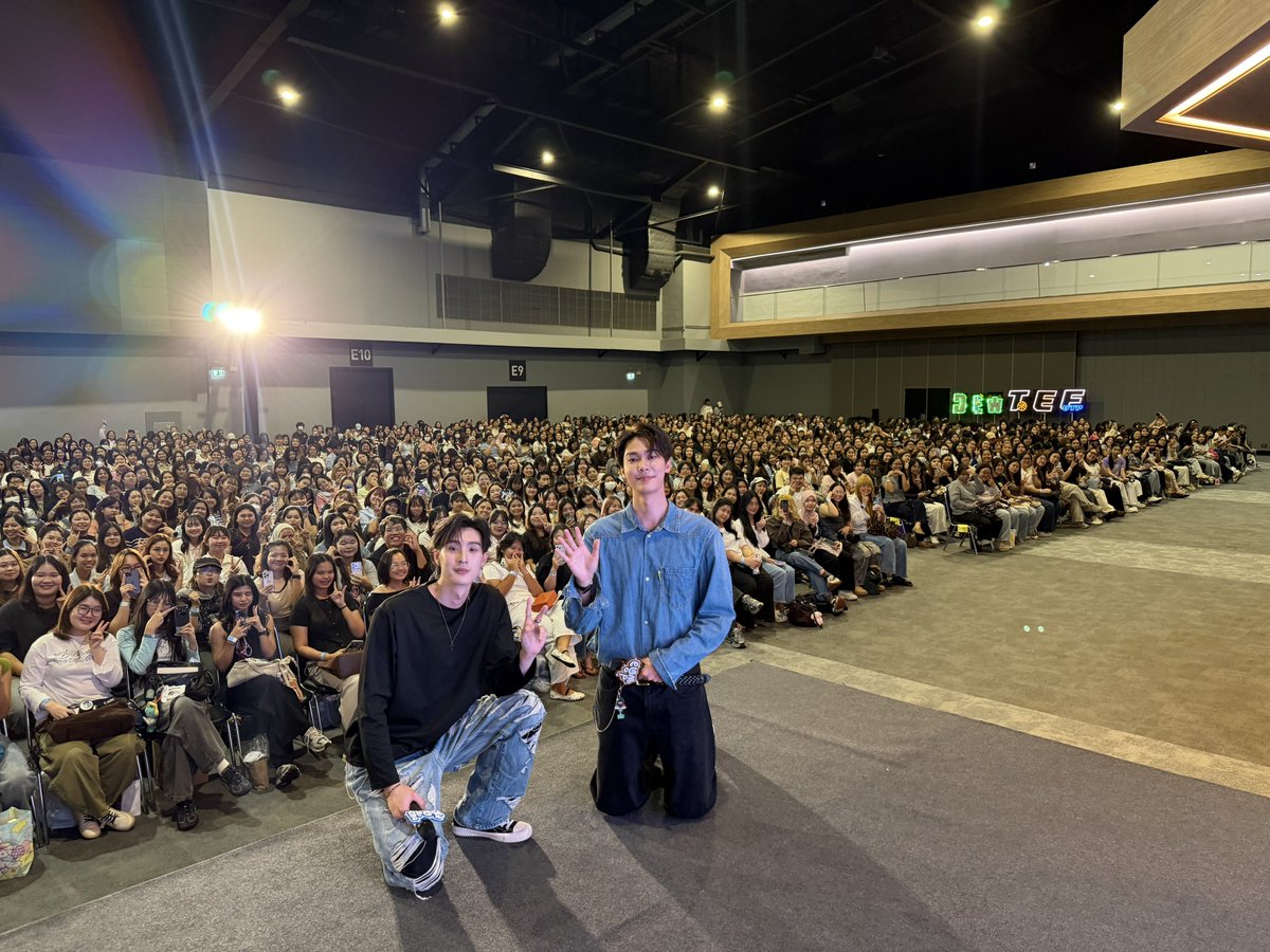GmmtvShop's tweet photo. ดิว - ธี ดีใจที่ได้เจอทุกคนในวันนี้มากเลยน้า ขอบคุณทุกคนที่มาเจอกันวันนี้นะครับ ขอให้ทุกคนเดินทางกลับบ้านกันดีๆครับ

@dew_jsu @vitheepanich

#GMMTVFANIVAL2026HappyFamilyxDT
#GMMTV https://t.co/QfGflLJNI8