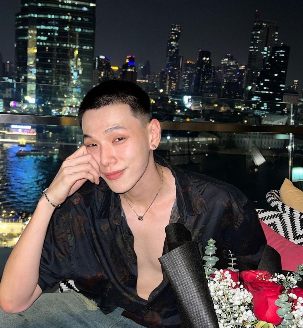 mirabxti's tweet photo. ไม่ไหวกับพี่อู๋ร่างนี้ว่ะ ซักผ้าคงแห้งไวเพราะแดดดีมาก https://t.co/eVRWCNyWZR