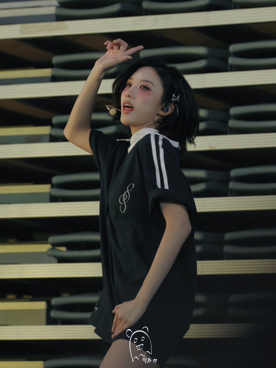 sullinforever22's tweet photo. Dancing with the moon leader💝

#tripleS #Sullin #설린 https://t.co/xXJZd8ielR