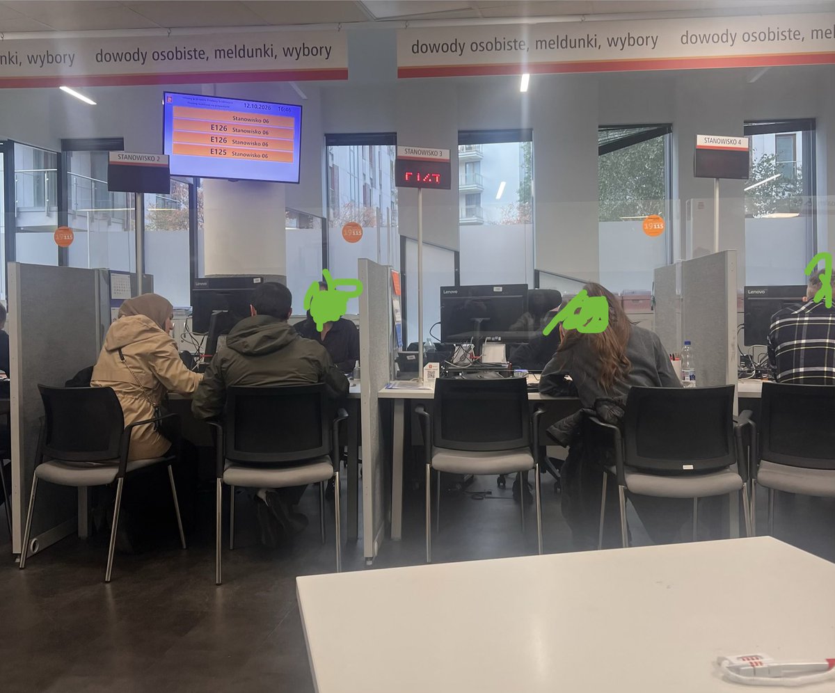LWiadrowska's tweet photo. Urząd Miasta Warszawa Śródmieście. Na 5/6 stanowisk w dziale meldunków i dowodów osobistych są obsługiwani imigranci. Większość o nieeuropejskim wyglądzie. Jeśli ludzie się wreszcie nie obudzą i nadal będą głosować na Ko i PiS, to nasz kraj będzie stracony, podobnie jak teraz Francja czy Anglia. 
To nie nielegalna migracja nas zniszczy, ale właśnie legalna, wpuszczana po kryjomu tylnymi drzwiami przez bandę czworga.