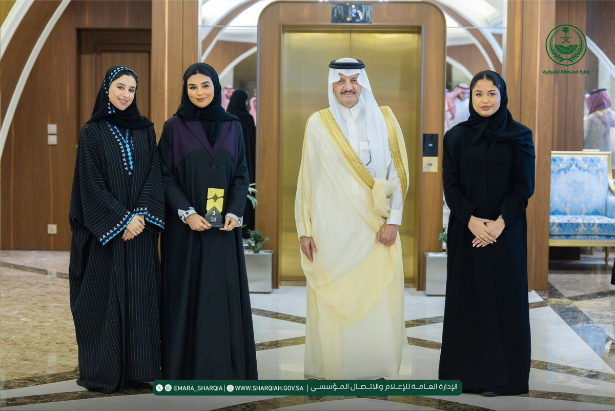 KFU_CMC's tweet photo. كرّم صاحب السمو الملكي الأمير سعود بن نايف بن عبدالعزيز، أمير المنطقة الشرقية، طالبات #جامعة_الملك_فيصل جواهر الهقيش، ورنيم الحسين، وأروى السهلاوي، بمناسبة تحقيقهن المركز الثالث في «هاكاثون فرق» الذي نظمته جامعة اليمامة.

نبارك لطالباتنا هذا الإنجاز، ونفخر بتميّزهن.

#جامعتنا_كفو https://t.co/mh3ncU1rAf