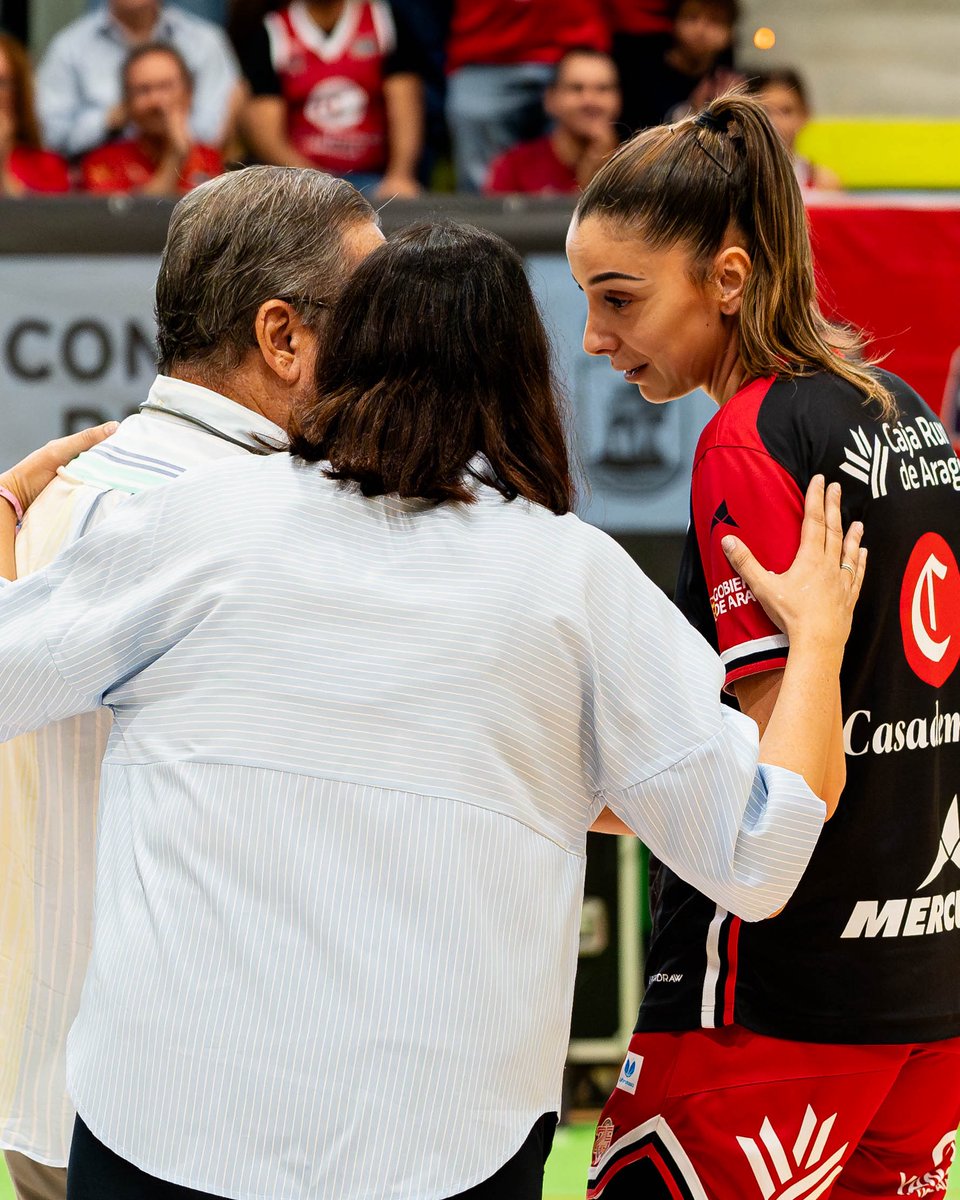 Celtabaloncesto's tweet photo. Nuestra entrenadora, Cristina Cantero; el seleccionador nacional, Miguel Méndez; y Mariona Ortiz, jugadora de @casademontBZ, recibieron el reconocimiento de #LaCasaDelBasket por este logro internacional.

Un orgullo para nuestro deporte. 🏀 

📸 Alejandra Castellanos https://t.co/JymQPdePiu