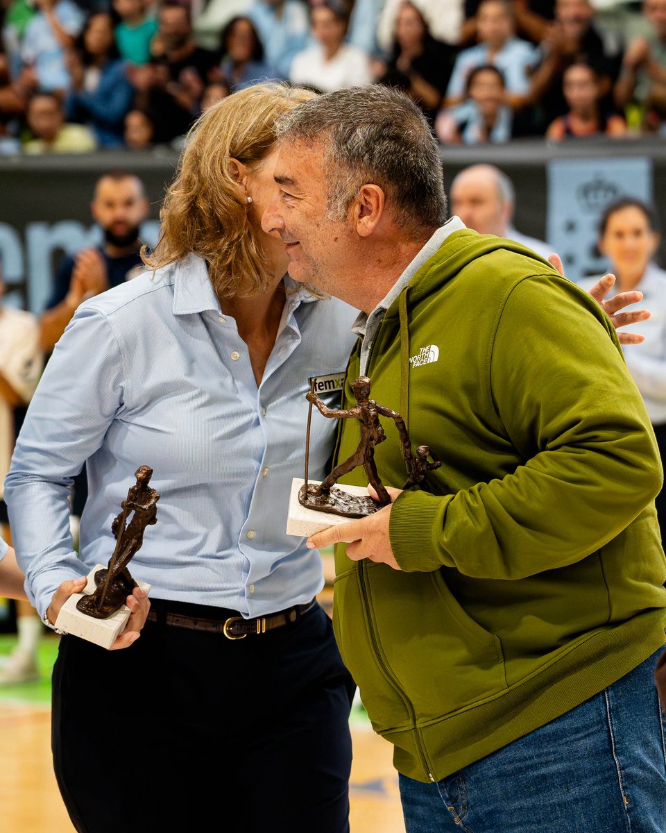 Celtabaloncesto's tweet photo. Nuestra entrenadora, Cristina Cantero; el seleccionador nacional, Miguel Méndez; y Mariona Ortiz, jugadora de @casademontBZ, recibieron el reconocimiento de #LaCasaDelBasket por este logro internacional.

Un orgullo para nuestro deporte. 🏀 

📸 Alejandra Castellanos https://t.co/JymQPdePiu