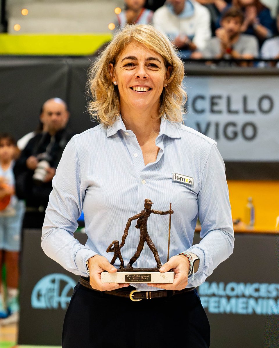 Celtabaloncesto's tweet photo. Nuestra entrenadora, Cristina Cantero; el seleccionador nacional, Miguel Méndez; y Mariona Ortiz, jugadora de @casademontBZ, recibieron el reconocimiento de #LaCasaDelBasket por este logro internacional.

Un orgullo para nuestro deporte. 🏀 

📸 Alejandra Castellanos https://t.co/JymQPdePiu