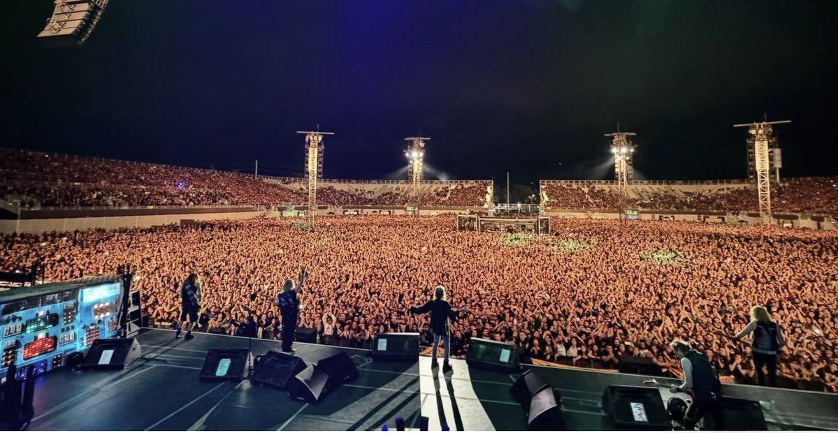 lemasaCDLM's tweet photo. Rock al Parque + Iron Maiden + Sofá.  

Bogotá para todos.  Bogotá cultural.  

Bogotá es una puteria.  

🫂💙

Que se limpien bien la boca antes de decir algo de la ciudad que le da oportunidades a todos aunque no lo merezcan. https://t.co/7Ues1qdP2p