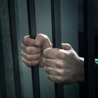 delpynews's tweet photo. ▶️"ASESINOS Y VIOLADORES TIENEN QUE ESTAR AISLADOS": DIPUTADO PRESENTARÁ PROYECTO DE CADENA PERPETUA EN CASOS DE FEMINICIDIO | ​🔴

🛑Rubén Rubin, quien busca la modificación del Código Penal, aseguró que su iniciativa no colisiona con la Constitución Nacional.

🚨Además, el legislador agregó que su propuesta se enfocará en delitos graves como violaciones y asesinatos.

🗣️“¿Cuánto vale la vida de los paraguayos para la clase política tradicional? (...) Yo creo firmemente que cualquiera que saque la vida de un paraguayo o se anime a tocar a una de nuestras mujeres, tiene que perder su libertad de por vida", declaró @RubenRubin_.

🗨️"Voy a pedir reunión con las diferentes bancadas y les voy a presentar a los colegas. Y les voy a explicar la diferencia entre cadena perpetua y prisión permanente con revisión, y es compatible con los derechos humanos. Yo creo firmemente que asesinos y violadores tienen que estar aislados de la sociedad", puntualizó.

Vía: ABC Color