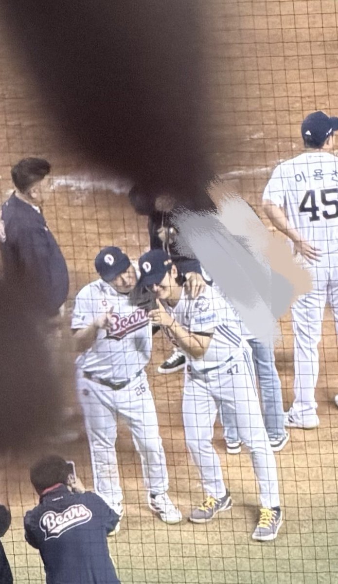 lovinalotoft's tweet photo. 양의지 완전 귀척하면서 빈이랑 사진 찍음 니가 좋아☞^^)☞ https://t.co/gNjnpUbiDH
