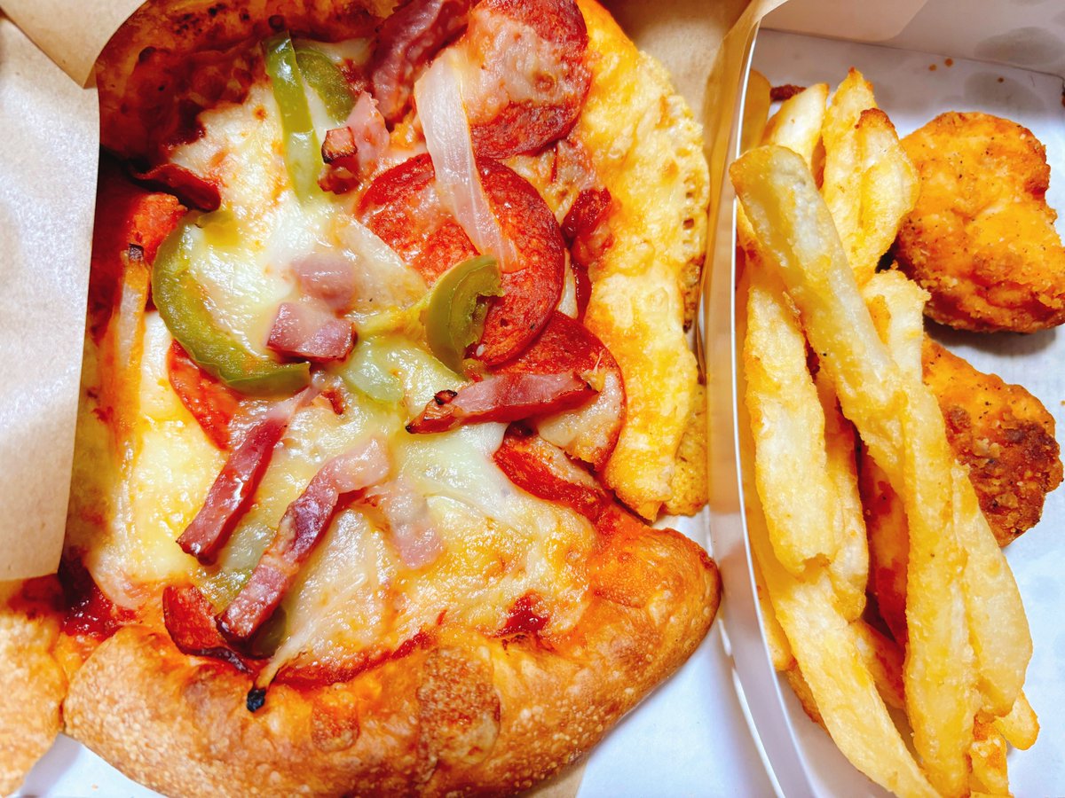 NYASAGI_Donguri's tweet photo. ねっこりー達の夜ごはん🍕😺

本番直前に届いたようにゃ…笑 https://t.co/cwnszGdZ2q