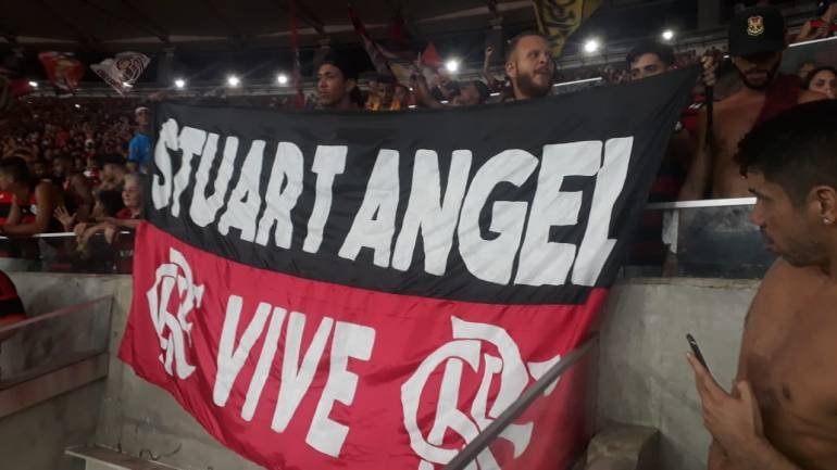marifrancoramos's tweet photo. Arquibancada é espaço de disputa, assim como as redes e as ruas. As organizadas do Flamengo nasceram na ditadura com punho cerrado. Teve Fla Diretas, o Fla Não Malufa, bandeirão da Marielle, Stuart Angel Vive. A Nação 12 leva a faixa contra a 6x1. Quem torce é trabalhador. É 13! https://t.co/p5ESWkPRL0