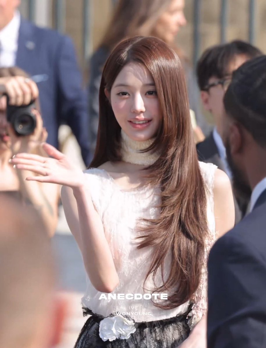 TheePopCore's tweet photo. Wonyoung was the #1 Top K-pop Act during the recent Paris Fashion Week, generating $12.2M in EMV with a 7% engagement rate. (Via Lefty) https://t.co/RVRQjKkKXI