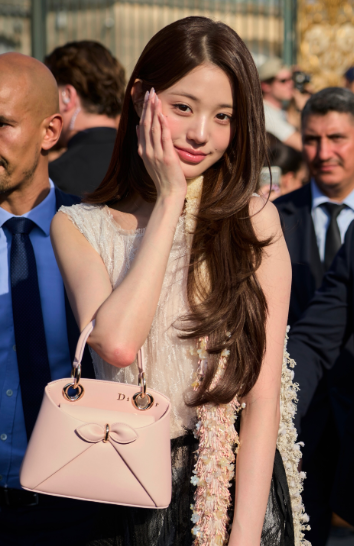 AboutMusicYT's tweet photo. Wonyoung was the top kpop idol during the recent Paris Fashion Week, generating over $12M in EMV. https://t.co/WizEdL711m