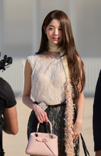 AboutMusicYT's tweet photo. Wonyoung was the top kpop idol during the recent Paris Fashion Week, generating over $12M in EMV. https://t.co/WizEdL711m