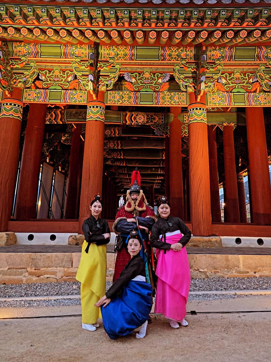jwh9211's tweet photo. #hanbok #한복 #여수국가유산야행 #korea 

한글날 연휴 목금토일동안 여수국가유산야행에서
충무공의 객사 진남관 담당을 맡았습니다
관광객분들 반응도 너무 좋아서 보람찼네요 ㅎㅎㅎ

섬박람회 아님 https://t.co/6l5f6wD6wr