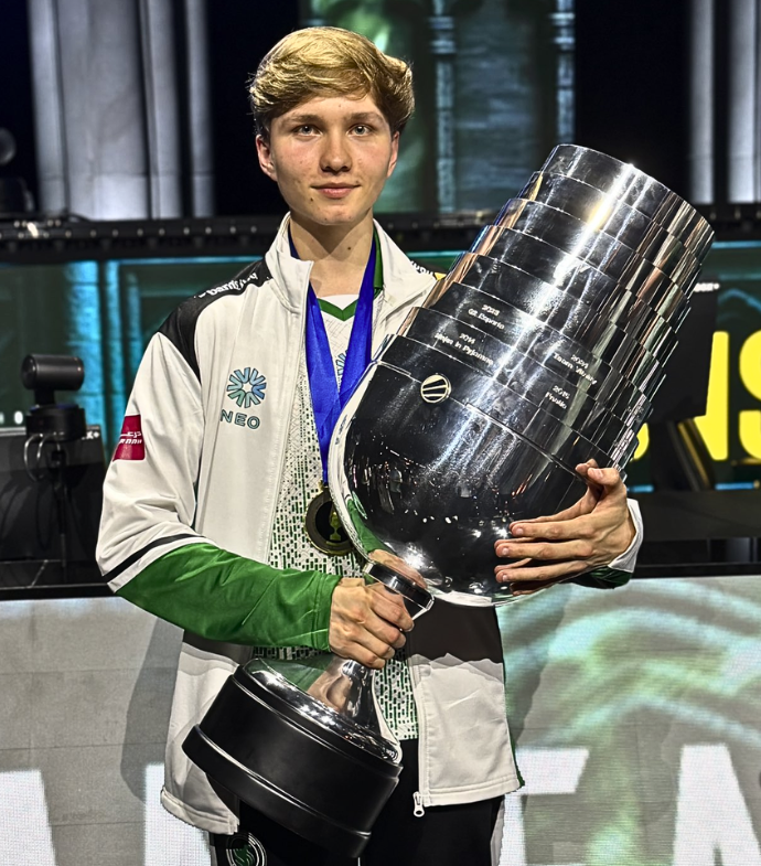 Ozzny_CS2's tweet photo. JUST IN: m0NESY might LEAVE Falcons ‼️

> A T1 org is reportedly in advanced talks to get him 🤯

(va @KRL_STREAM) https://t.co/cxxcqbMYX8