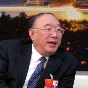 cskun1989's tweet photo. 政坛不倒翁黄奇帆终于倒了！五中全会是一次残酷的清党会议，身为上海帮资深大佬，黄奇帆在重庆市长任上躲过薄熙来、王立军那场大劫，以为平安落地，沒想到自己的正国级后台吴邦国去世后，黄奇帆依然躲不过秋后算帐。对上海帮来说，这仅仅是开始，后面还有更大的风暴，这场风暴很可能波及到二十大最年轻的正国级常委丁薛祥。