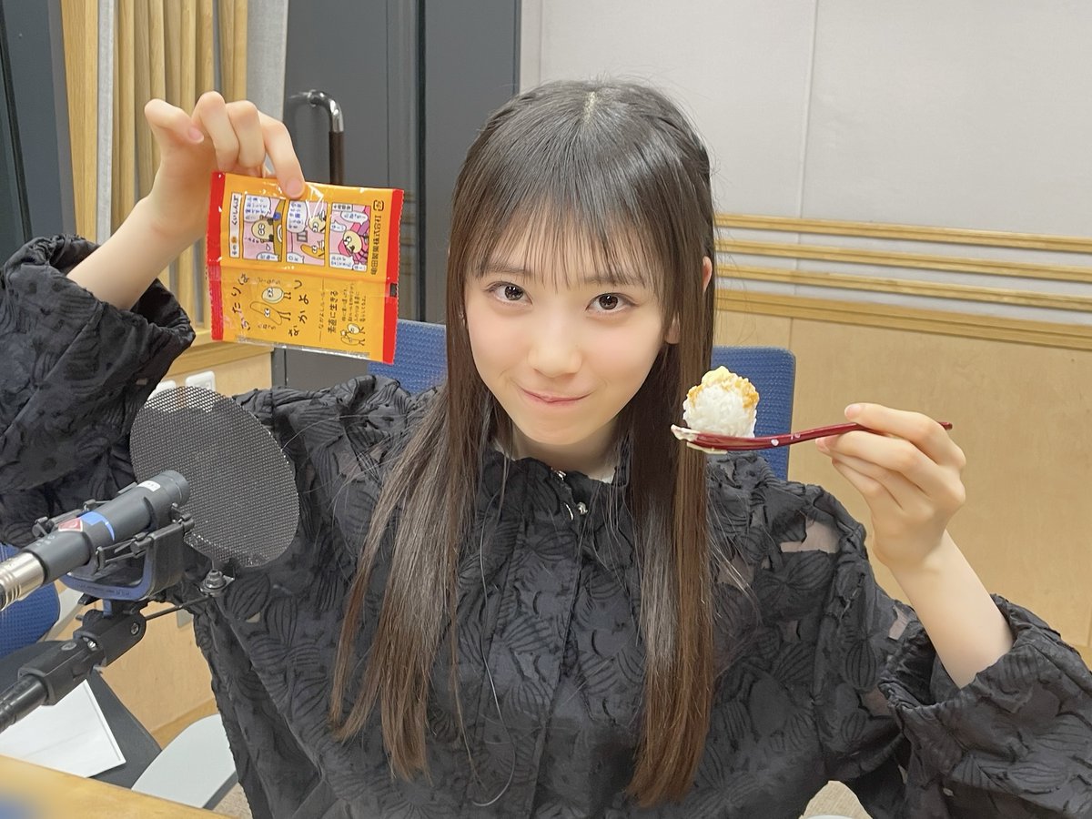 reco_monday's tweet photo. 🍙深夜のおにぎり部🍙

生放送中に作った
「砕いた柿の種マヨ」の
おにぎりがコチラです✨

このコーナーで作って欲しい
おにぎりの具も募集中です🍙
件名に「おにぎり部」といれてお送りください！

#文化放送 #レコメン
#乃木坂46 #矢田萌華 https://t.co/lbQg1BewkP