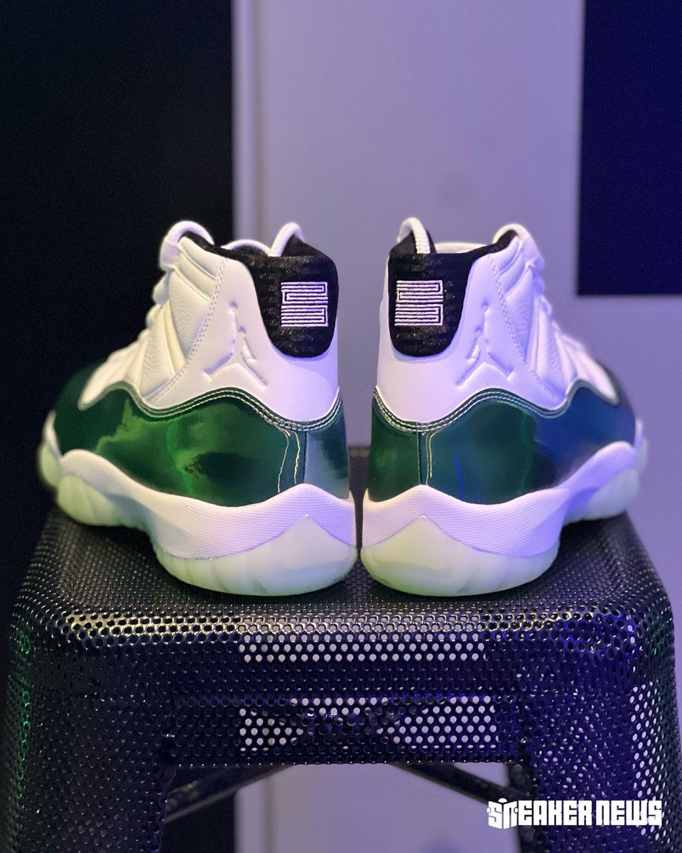 JustFreshKicks's tweet photo. CLOSER LOOK: Air Jordan 11 “Space Jam Galaxy” 🌌  

The unreleased sample was canceled due to high production costs. https://t.co/UcAfU94iPK