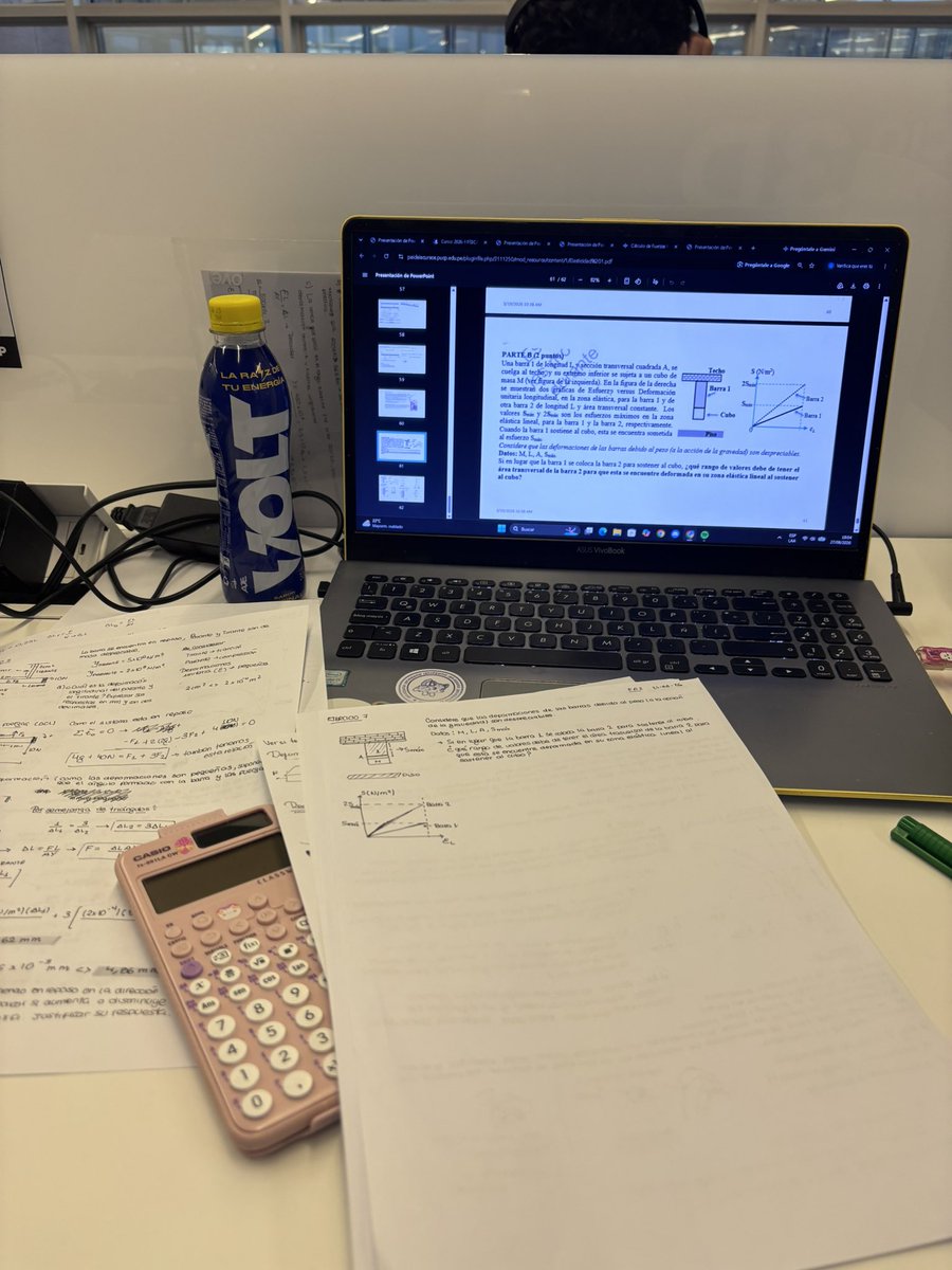 catzuhau's tweet photo. Me gusta estudiar con la tablet pero el mood que da estudiar con hojas sueltas no se compara nunca…. https://t.co/ymnrWVS0L6
